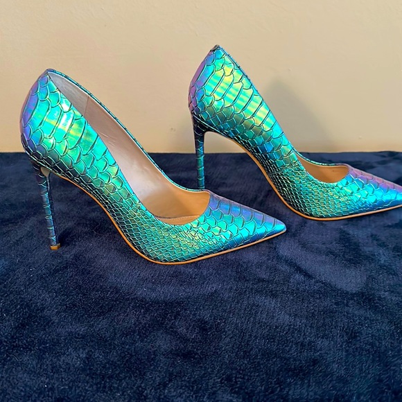 Steve Madden Shoes - New Steve Madden Iridescent Snake Pumps